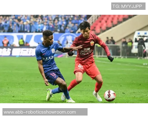 泊斯光荣与上海申花激战正酣谁能在这场较量中笑到最后